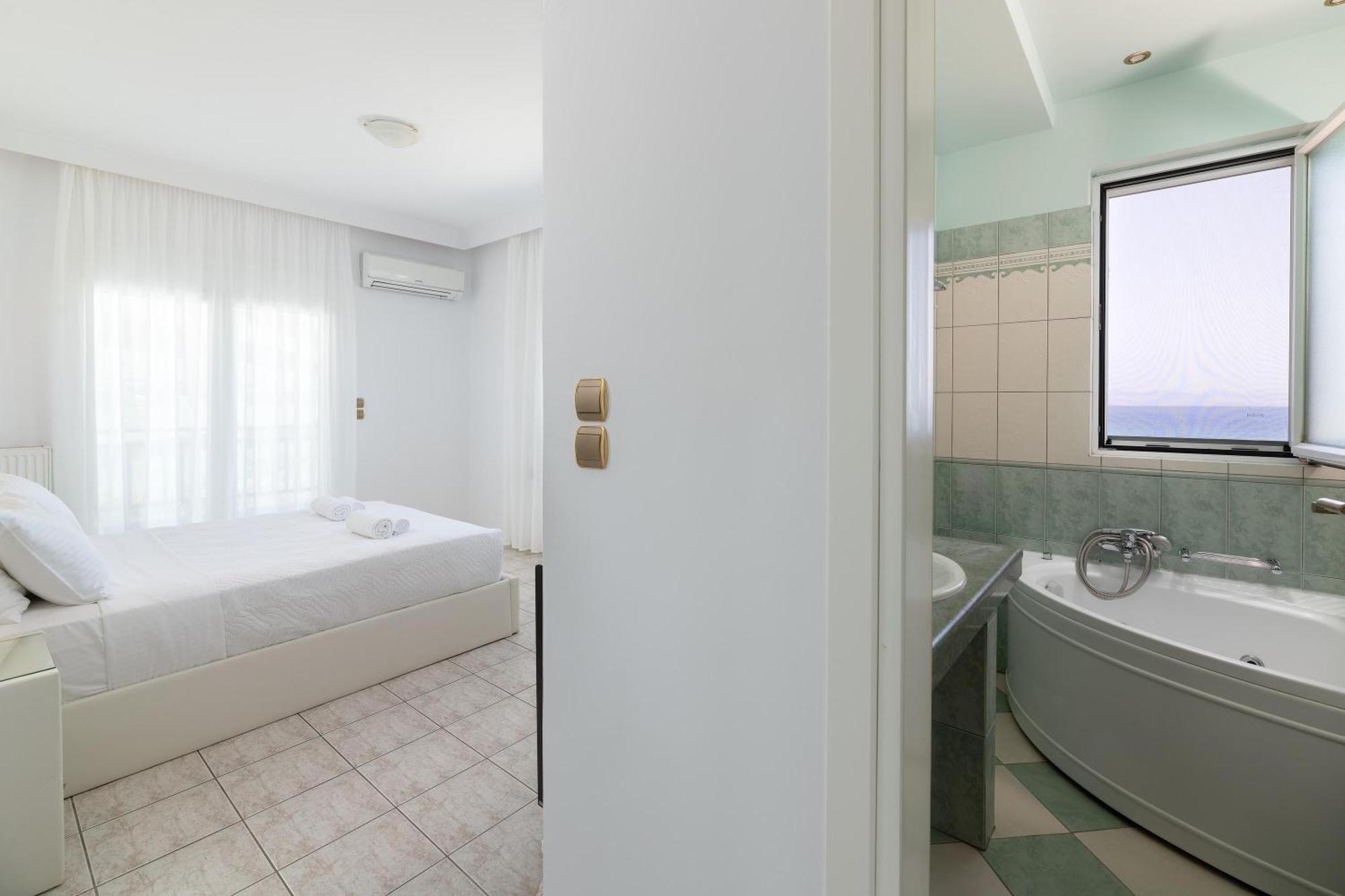 White&Blue Luxury Suites Ialysos  Buitenkant foto